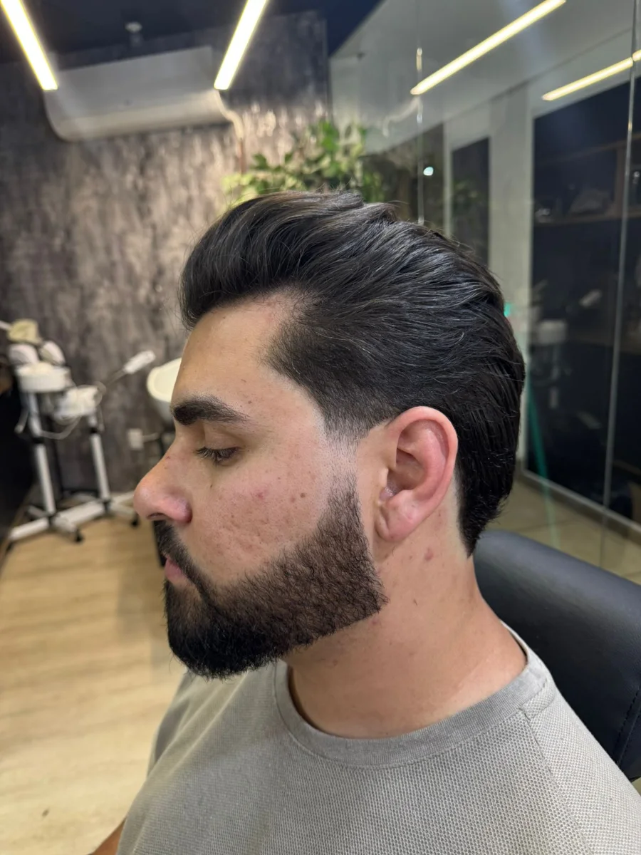 Corte e barba em foto pública fornecida do Google