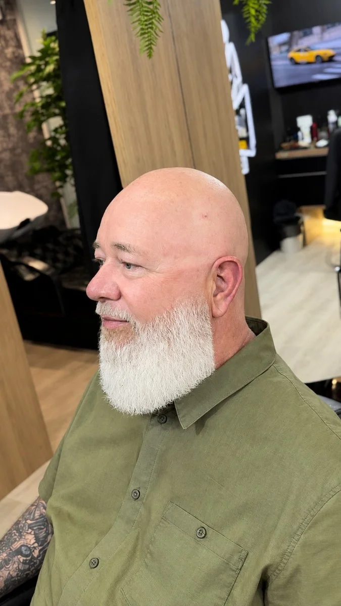 Barba branca alinhada na Capitão Navalha